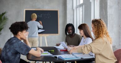 Kursy językowe i egzaminy Trinity College – nauka angielskiego dla każdego wieku